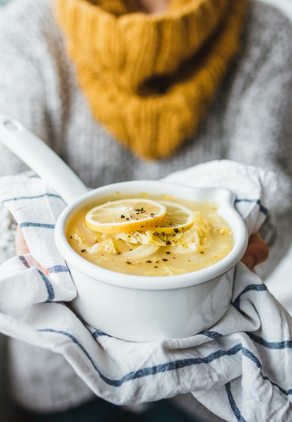 Zitronige Wirsingsuppe mit Graupen