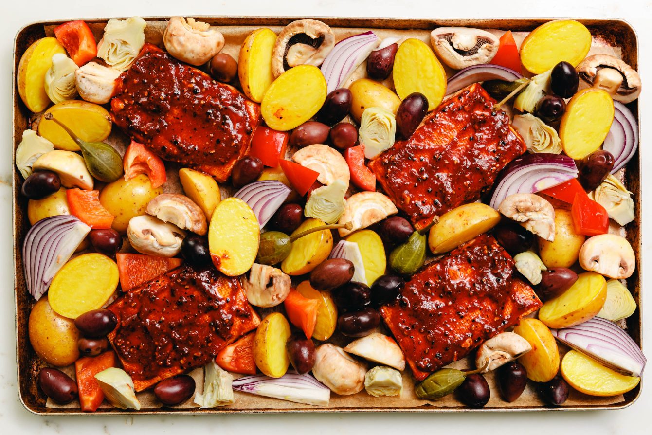 Pfeffer-Tofu-Steaks und Antipasti-Gemüse vom Blech