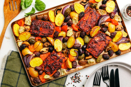 Pfeffer-Tofu-Steaks und Antipasti-Gemüse vom Blech