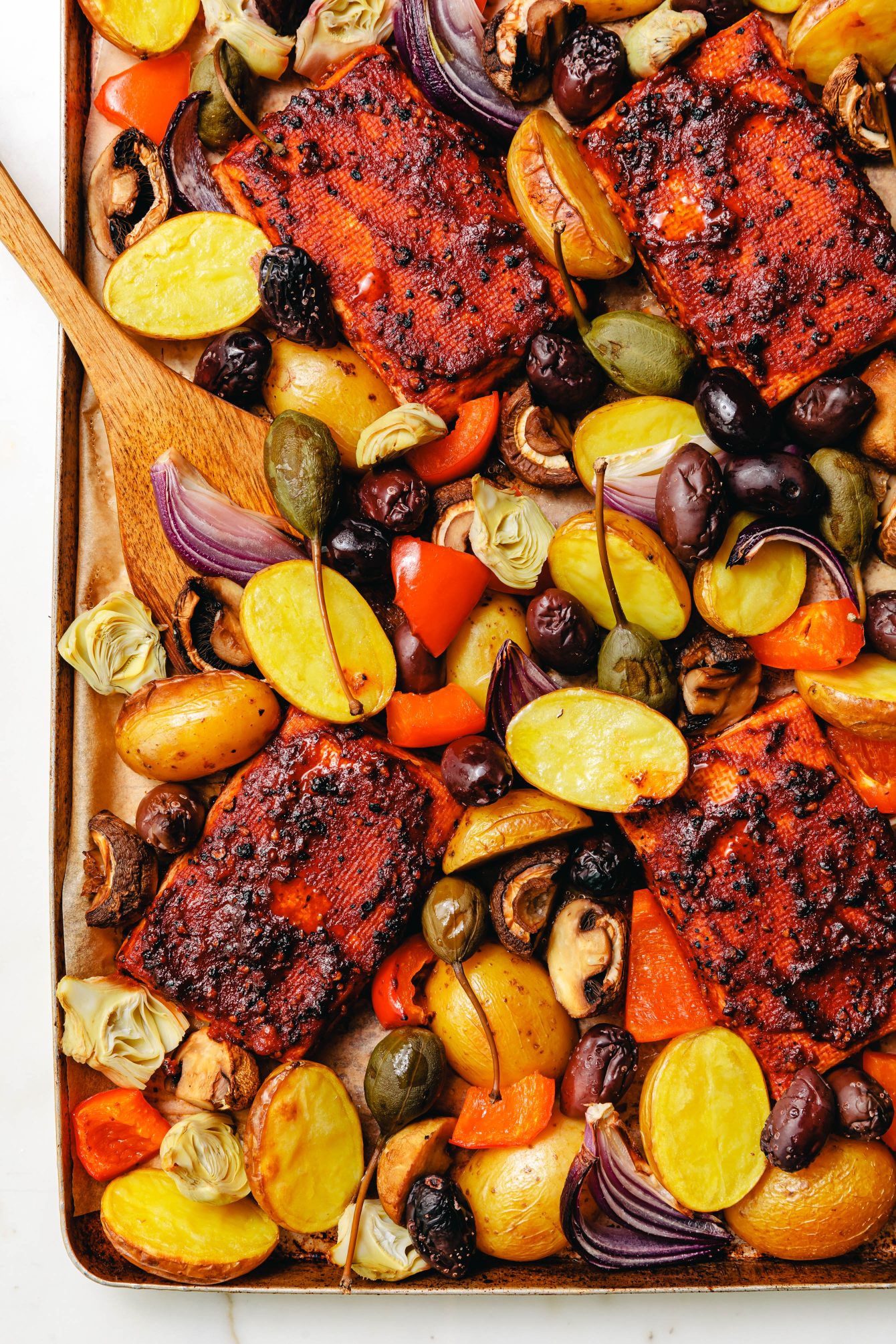 Pfeffer-Tofu-Steaks und Antipasti-Gemüse vom Blech