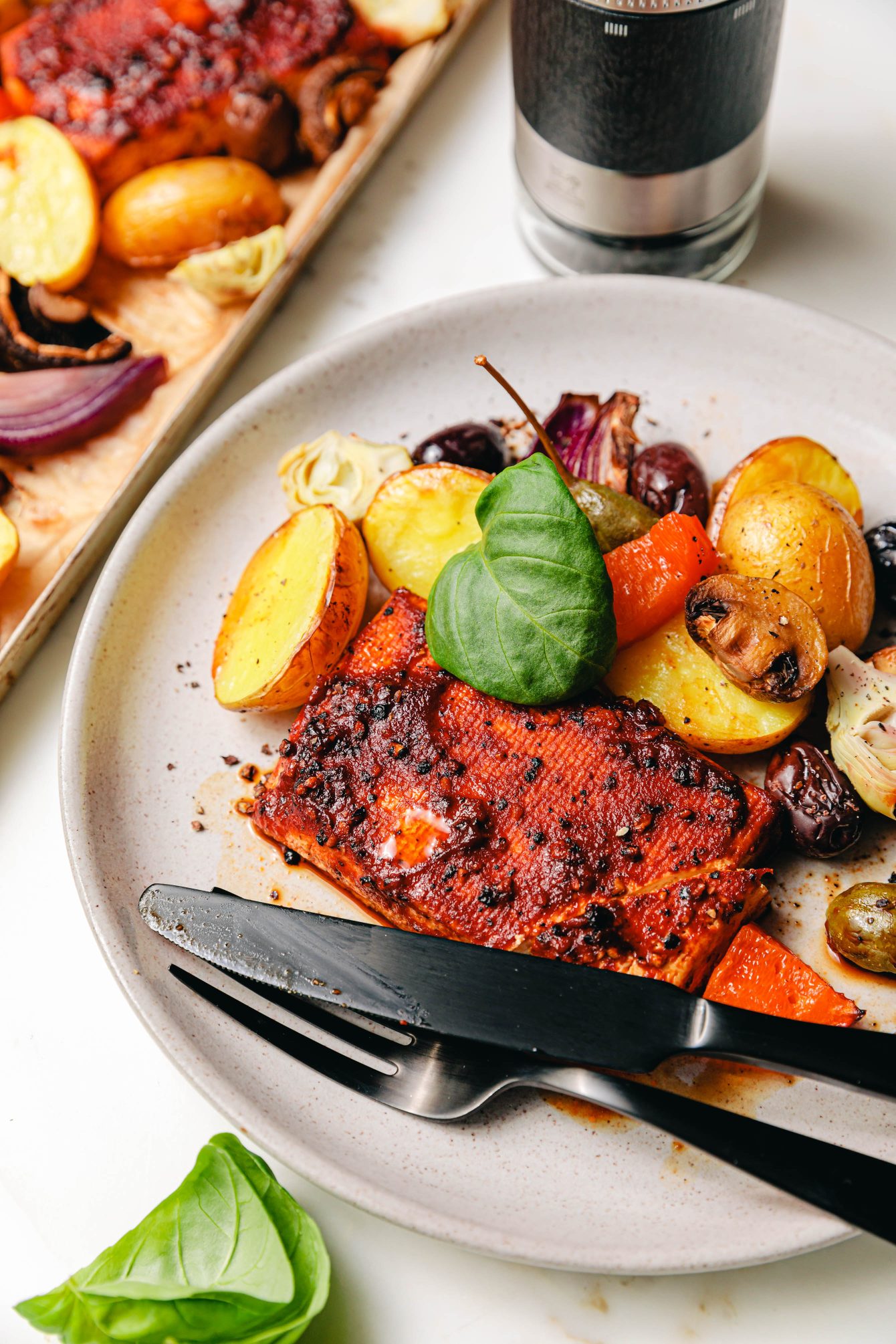 Pfeffer-Tofu-Steaks und Antipasti-Gemüse vom Blech