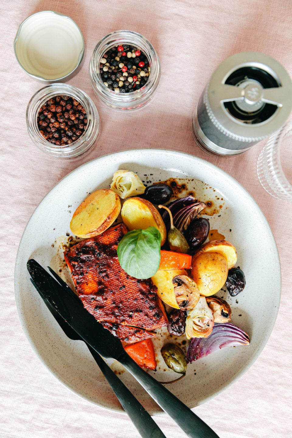 Pfeffer-Tofu-Steaks und Antipasti-Gemüse vom Blech