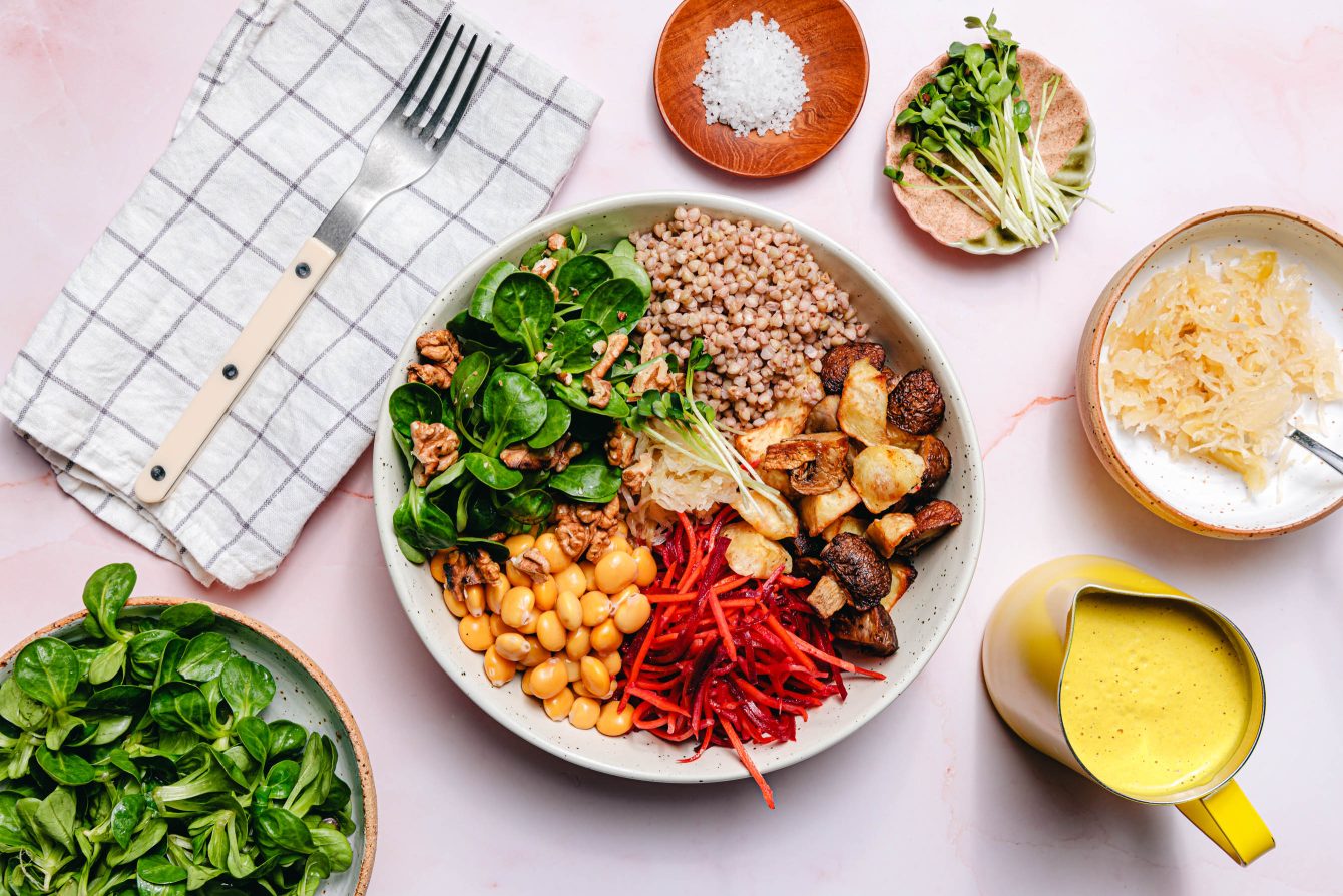 Planetary Health Bowl mit Lupinen & Kurkuma-Dressing