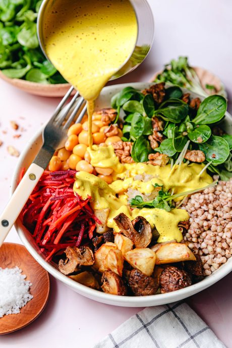 Planetary Health Bowl mit Lupinen & Kurkuma-Dressing