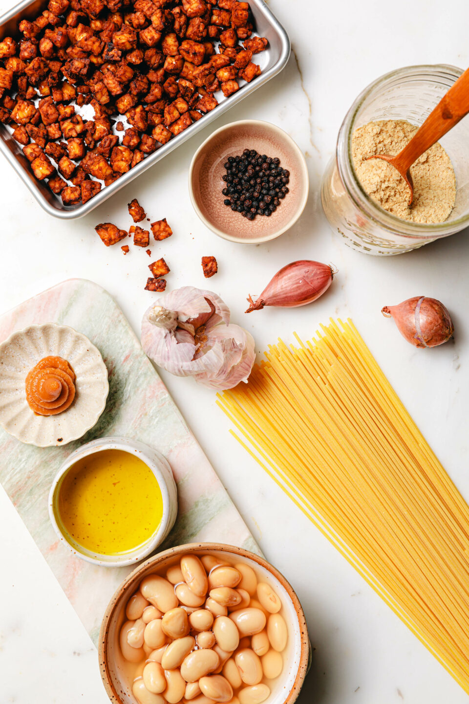 Zutaten für vegane Miso-Carbonara mit Tempeh-Speck