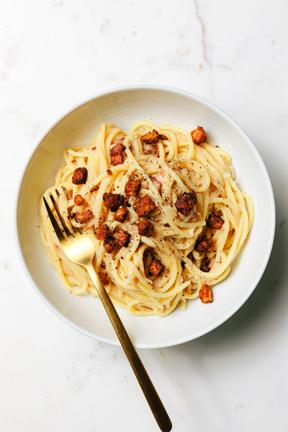 Miso-Carbonara mit Tempeh-Speck