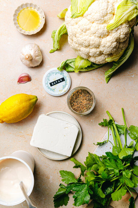 Zutaten für gerösteten Blumenkohl mit Zatar & veganer Feta-Creme