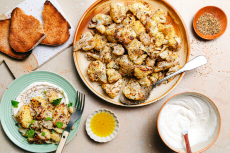 Gerösteter Blumenkohl mit Zatar & veganer Feta-Creme