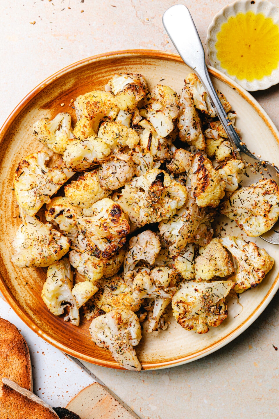 Gerösteter Blumenkohl mit Zatar & veganer Feta-Creme