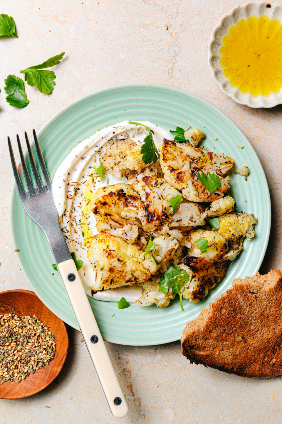 Gerösteter Blumenkohl mit Zatar & veganer Feta-Creme