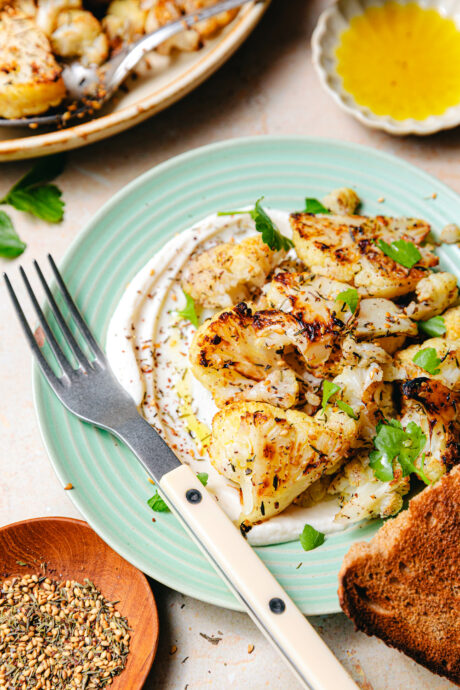 Gerösteter Blumenkohl mit Zatar & veganer Feta-Creme