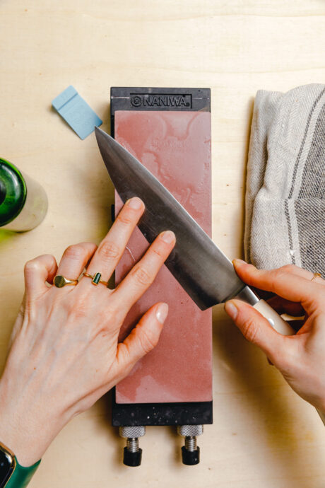 Messer schleifen auf einem Schleifstein