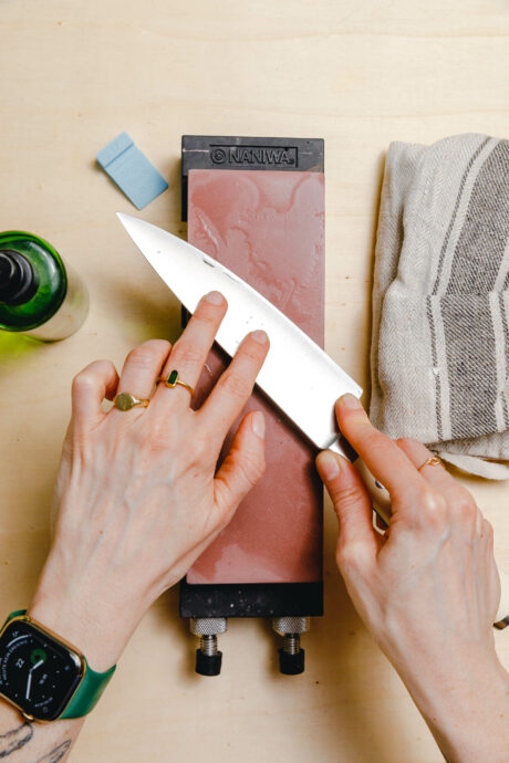 Messer schleifen auf einem Schleifstein