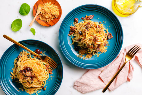 Spaghetti allo Scammaro – Pasta mit Rosinen, Oliven & Kapern