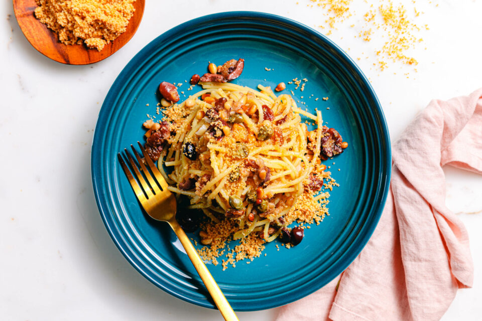 Spaghetti allo Scammaro – Pasta mit Rosinen, Oliven & Kapern