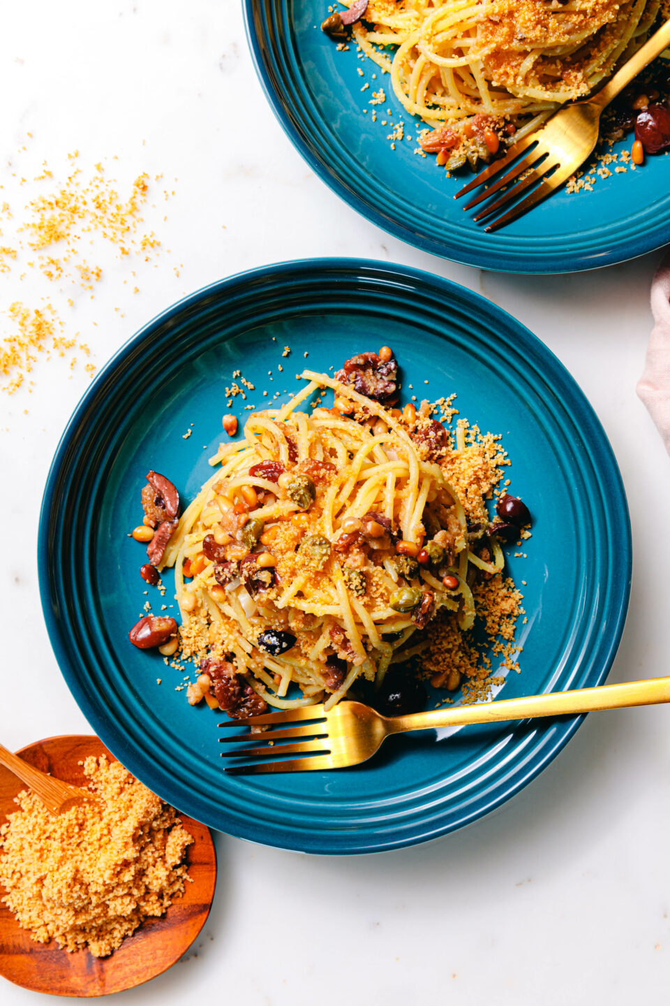 Spaghetti allo Scammaro – Pasta mit Rosinen, Oliven & Kapern