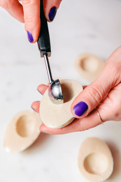 Vegane gefüllte Eier aushöhlen