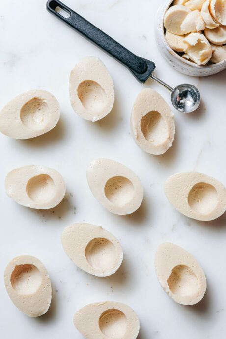 Vegane gefüllte Eier aushöhlen