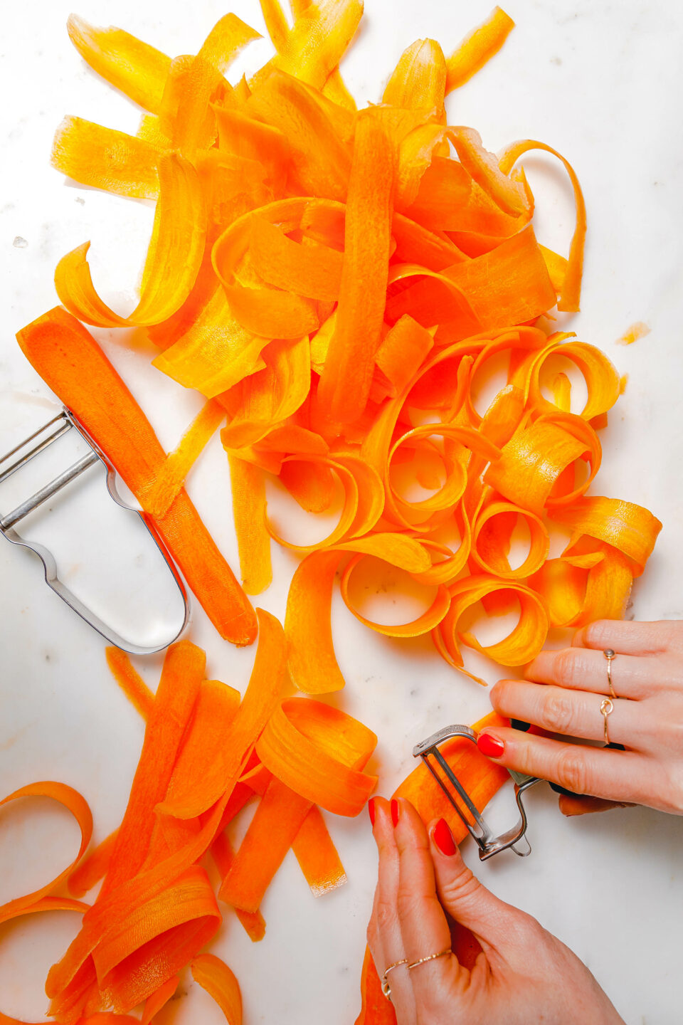 Karottenstreifen mit dem Sparschäler