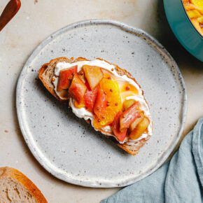 Toasts mit Rhabarber-Agrodolce – süßsaures Rhabarber-Kompott mit Orange & Koriandersamen