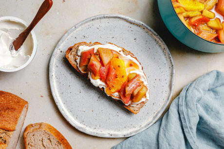 Toasts mit Rhabarber-Agrodolce – süßsaures Rhabarber-Kompott mit Orange & Koriandersamen