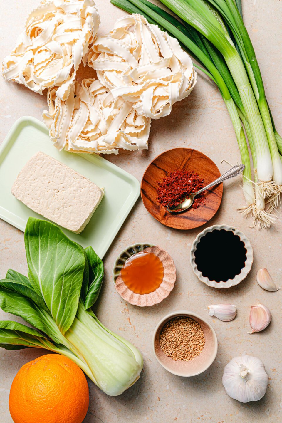 Zutaten für Chili-Knoblauch-Nudeln mit Tofu-Hack