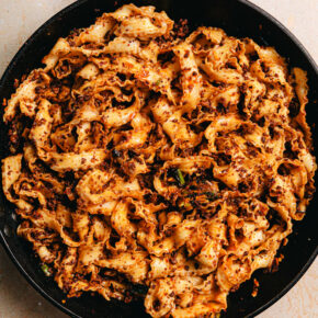 Chili-Knoblauch-Nudeln vermengen