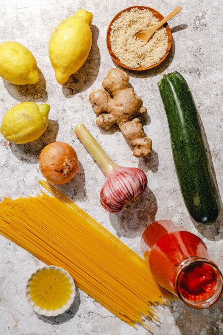 Zutaten für Pasta mit Zucchini und Zitronen-Ingwer-Marinara
