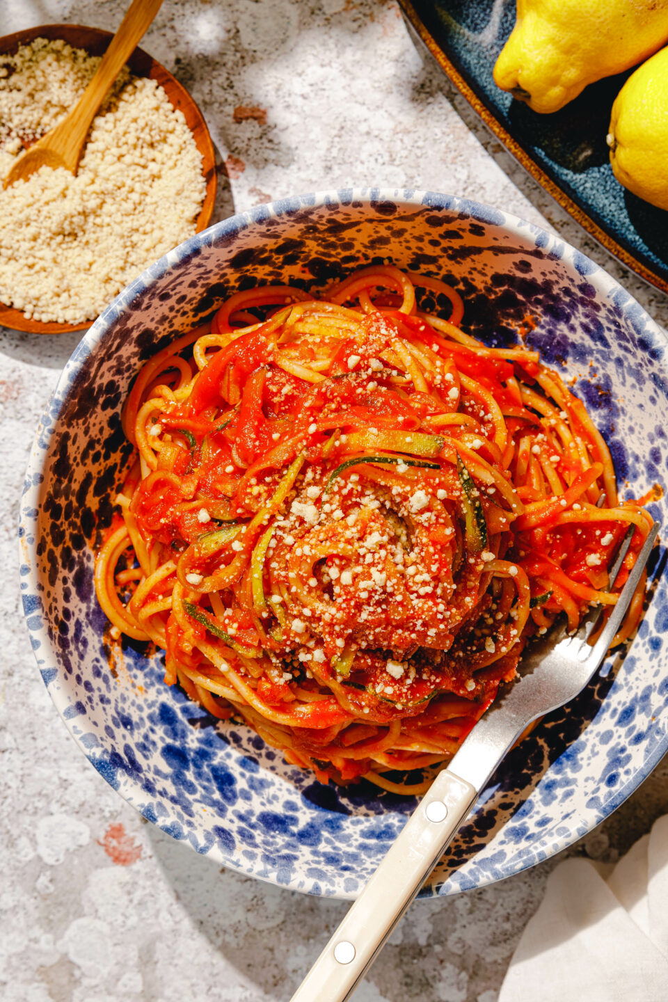 Pasta mit Zucchini und Zitronen-Ingwer-Marinara
