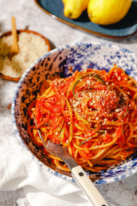 Pasta mit Zucchini und Zitronen-Ingwer-Marinara