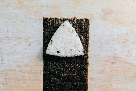 Onigiri in Nori einschlagen