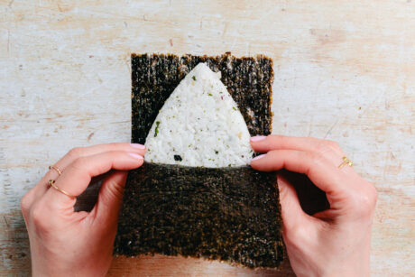 Onigiri in Nori einschlagen