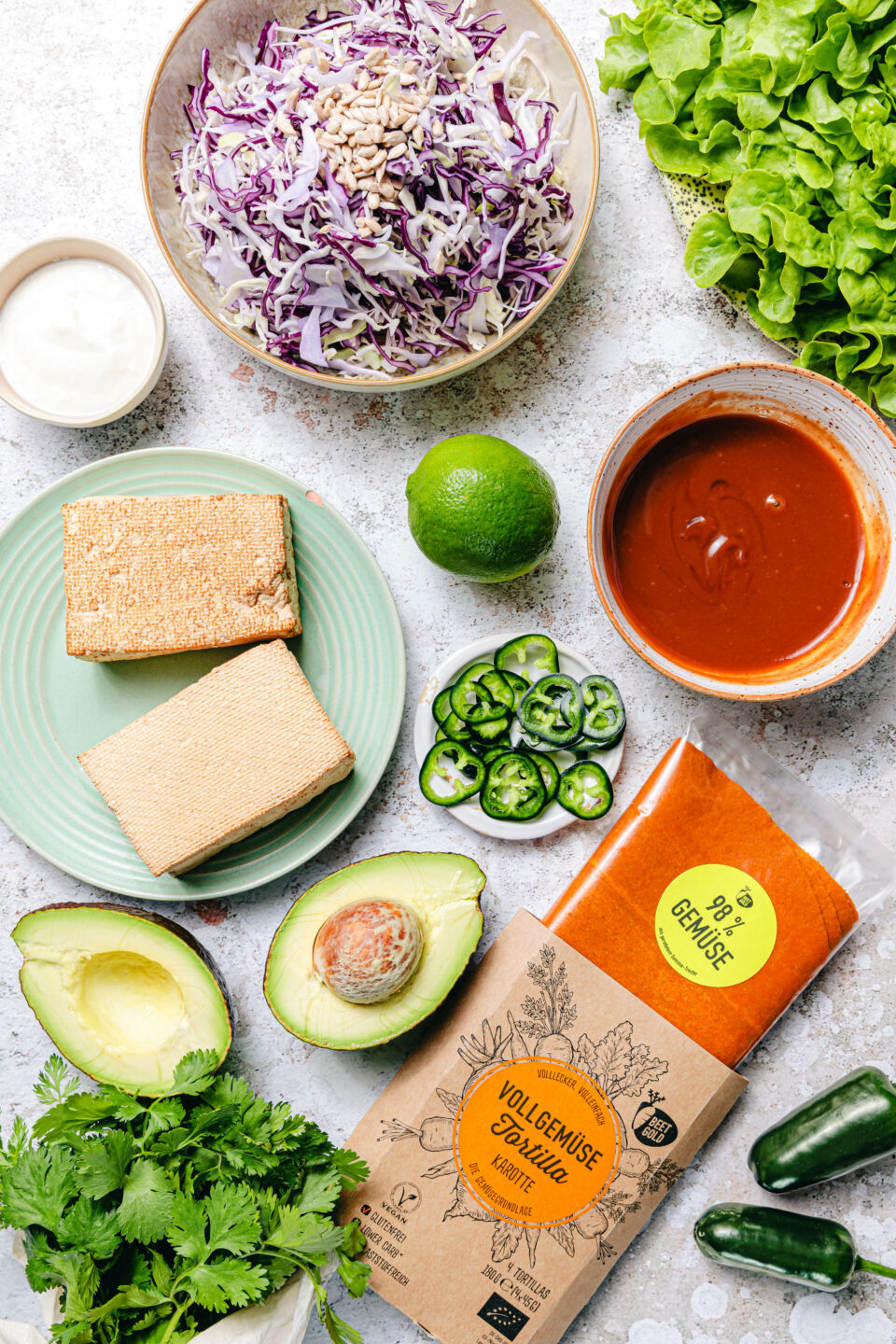 Zutaten für Barbecue-Tofu-Wraps mit buntem Krautsalat