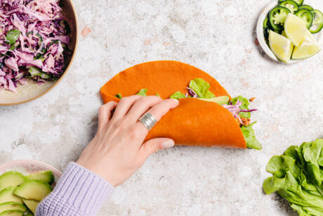 Barbecue-Tofu-Wraps falten