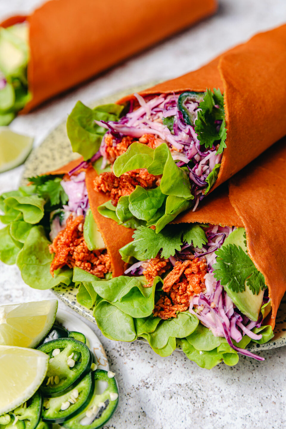 Barbecue-Tofu-Wraps mit buntem Krautsalat