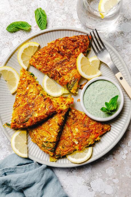 Curry-Spitzkohl-Pancakes mit Minz-Joghurt