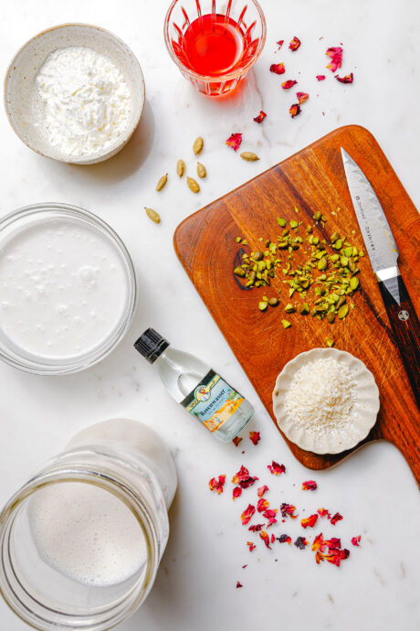 Zutaten für Malabi vegan – israelischer Milchpudding mit Rosenwasser