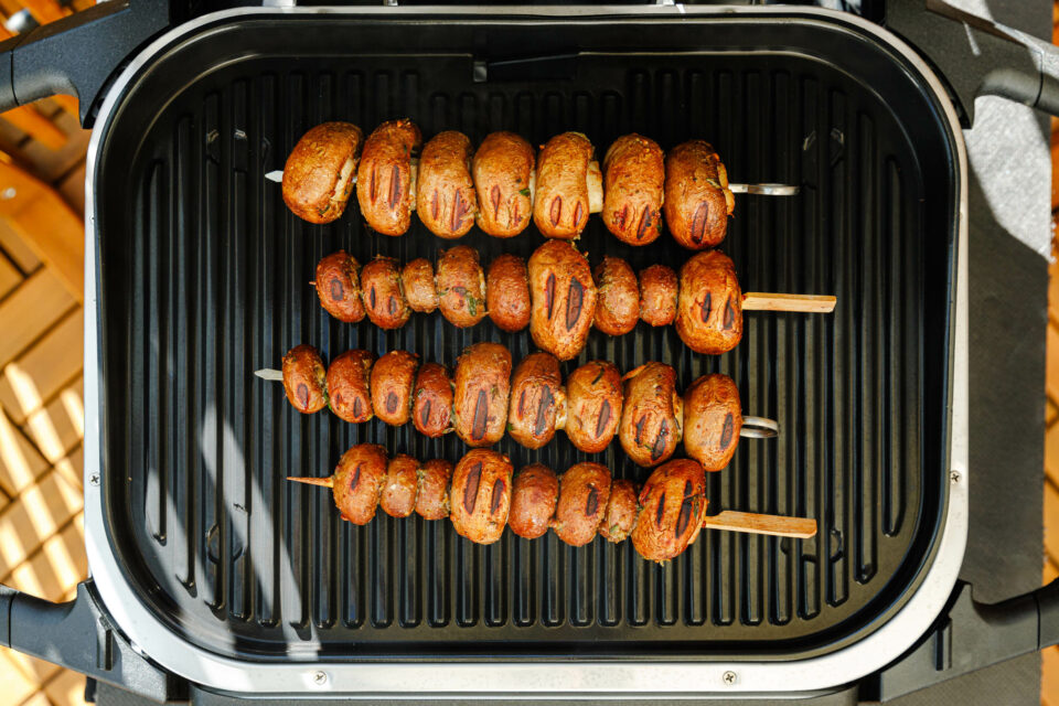 Saftigste gegrillte Pilzspieße mit Knoblauch-Dip