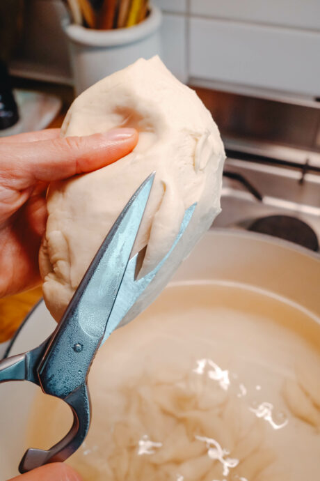 Scheren-Nudeln mit Spinat, Sprossen und Limette