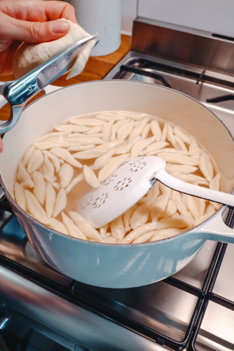 Scheren-Nudeln mit Spinat, Sprossen und Limette