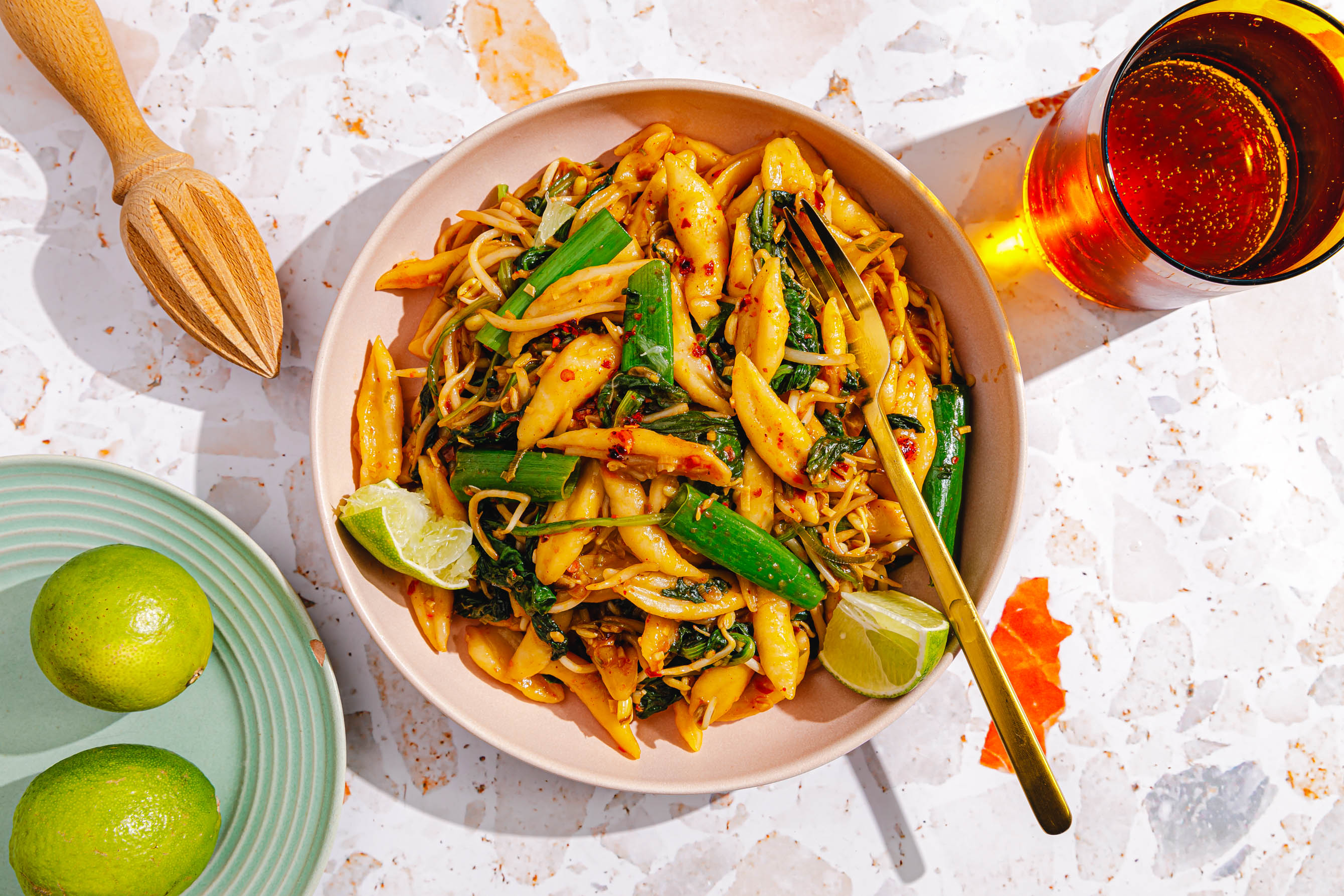 Die einfachsten selbst gemachten Nudeln: Scheren-Nudeln mit Spinat, Sprossen und Limette