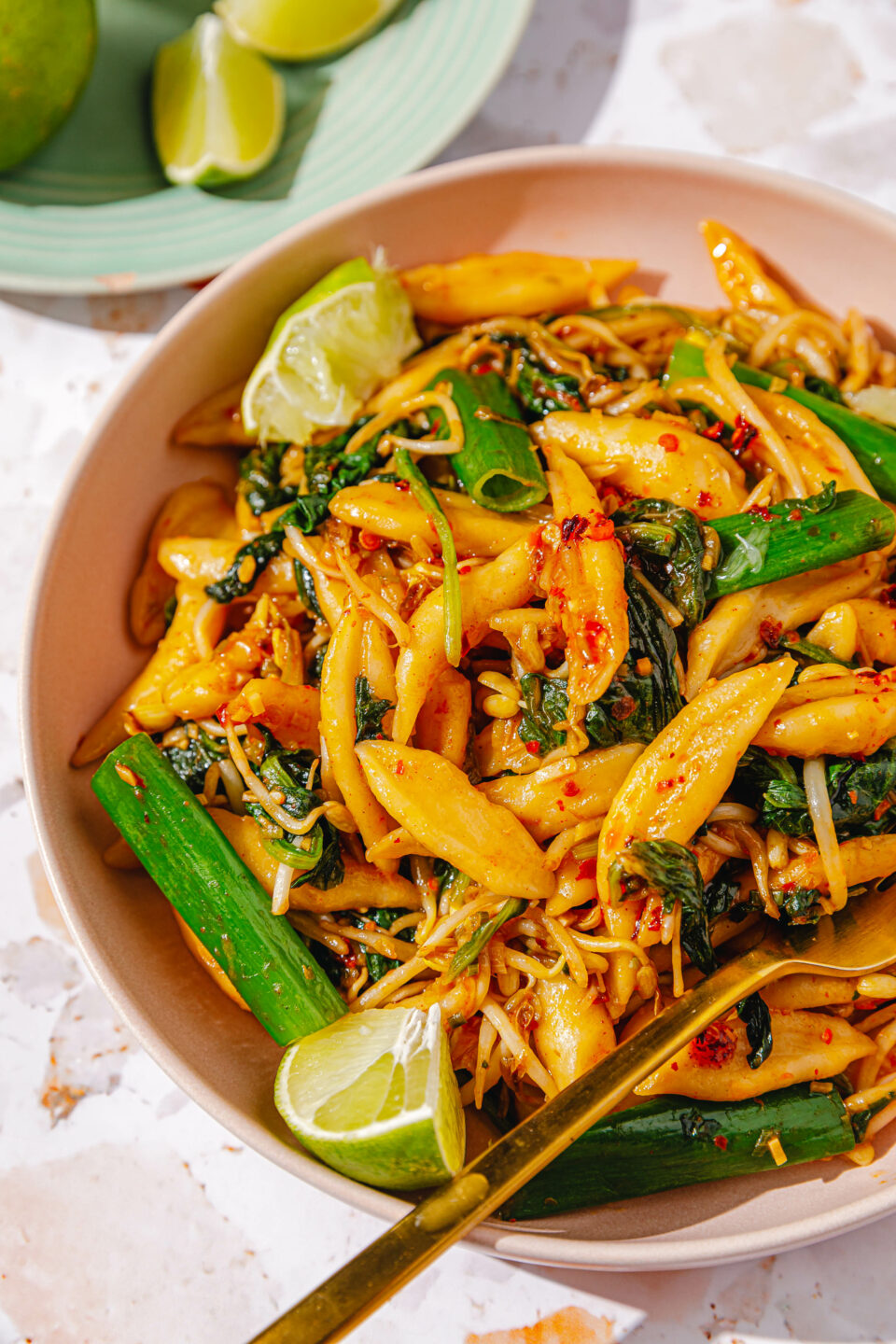 Scheren-Nudeln mit Spinat, Sprossen und Limette