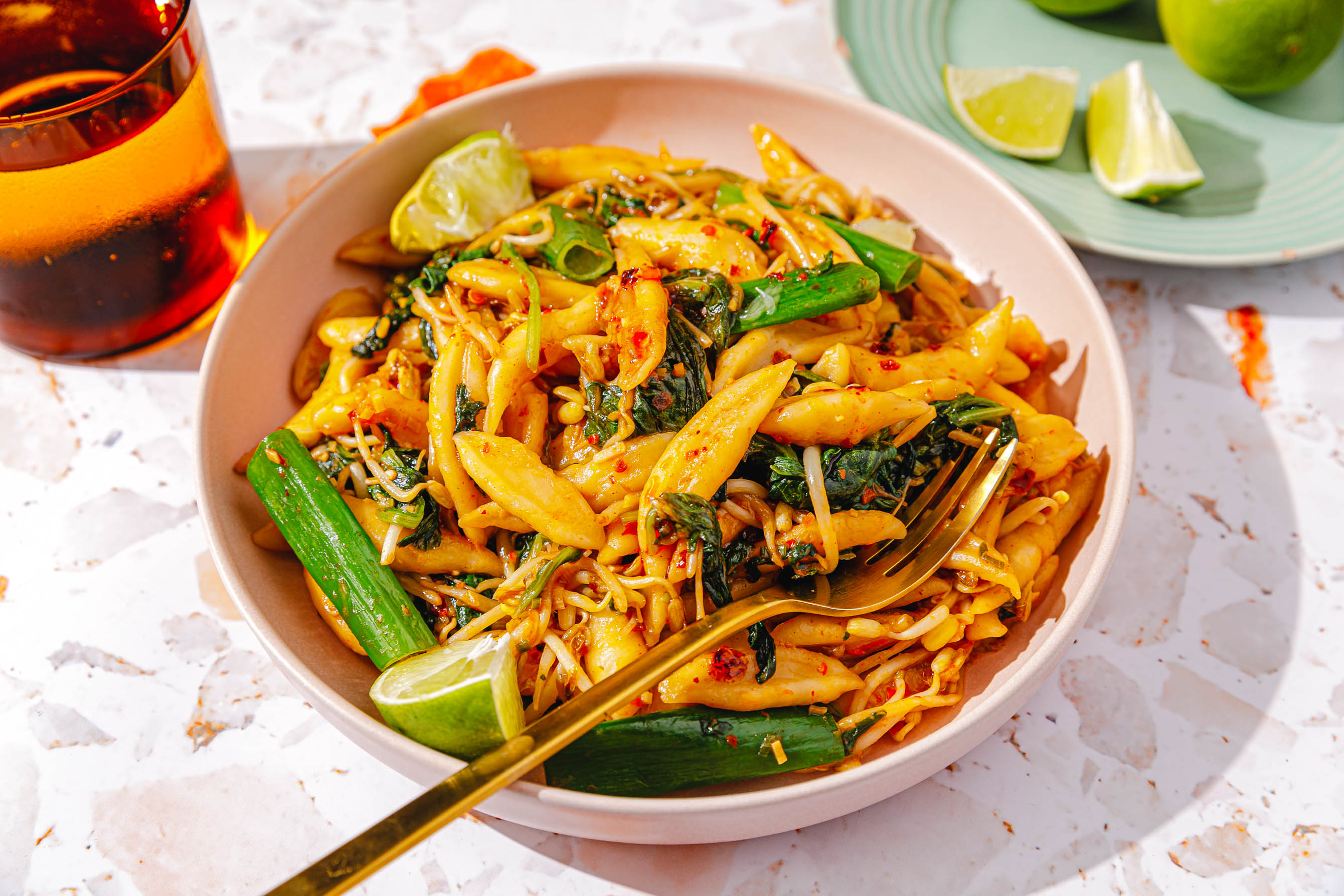 Scheren-Nudeln mit Spinat, Sprossen und Limette