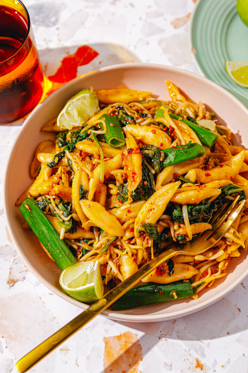 Die einfachsten selbst gemachten Nudeln: Scheren-Nudeln mit Spinat, Sprossen und Limette