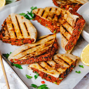 Vegane Arayes – saftige, gefüllte Pita-Sandwiches