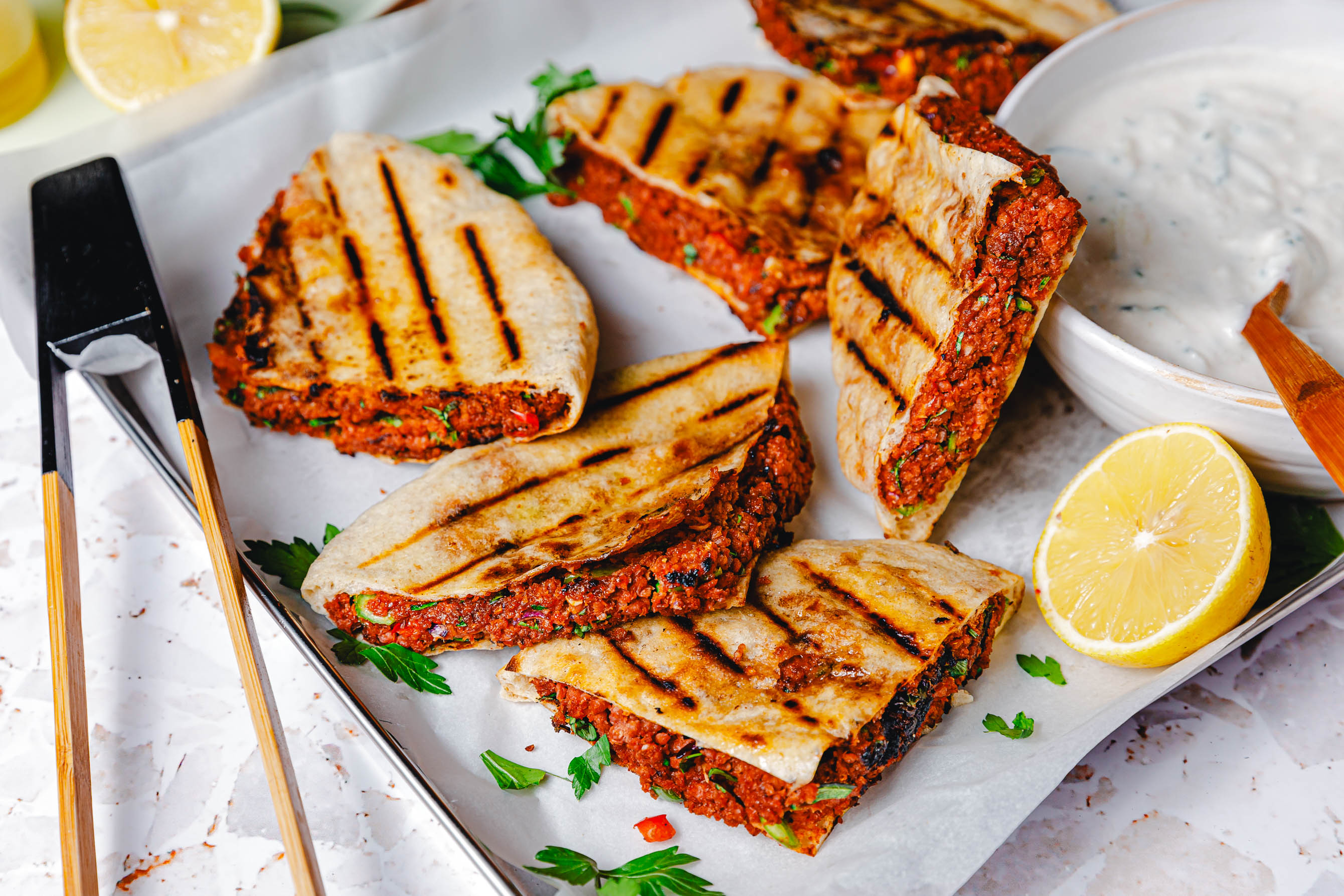 Vegane Arayes – saftige, gefüllte Pita-Sandwiches