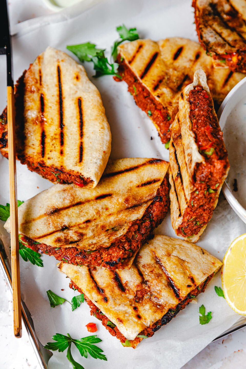 Vegane Arayes – saftige, gefüllte Pita-Sandwiches