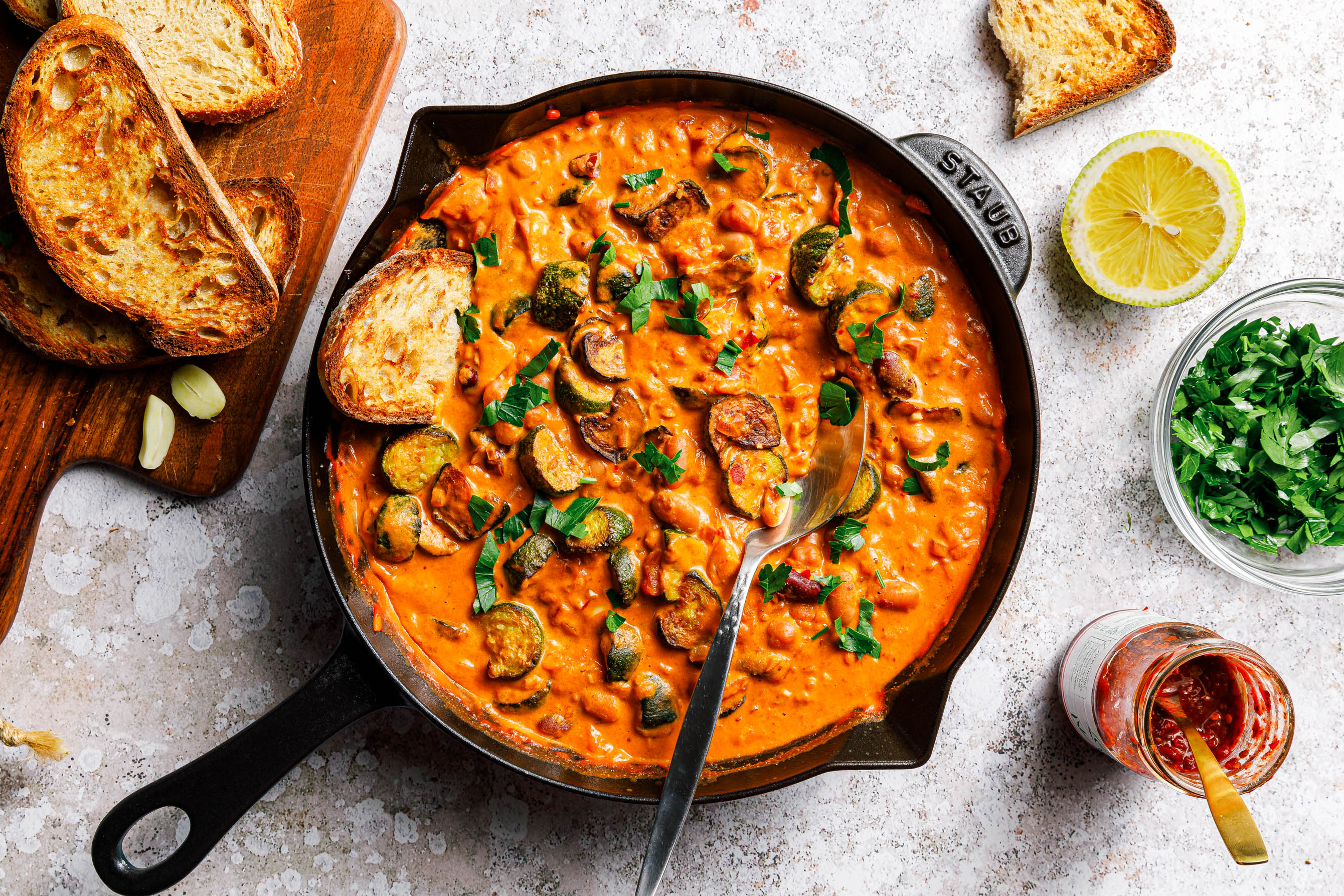 Cremige Zucchini-Bohnenpfanne mit Erdnussbutter