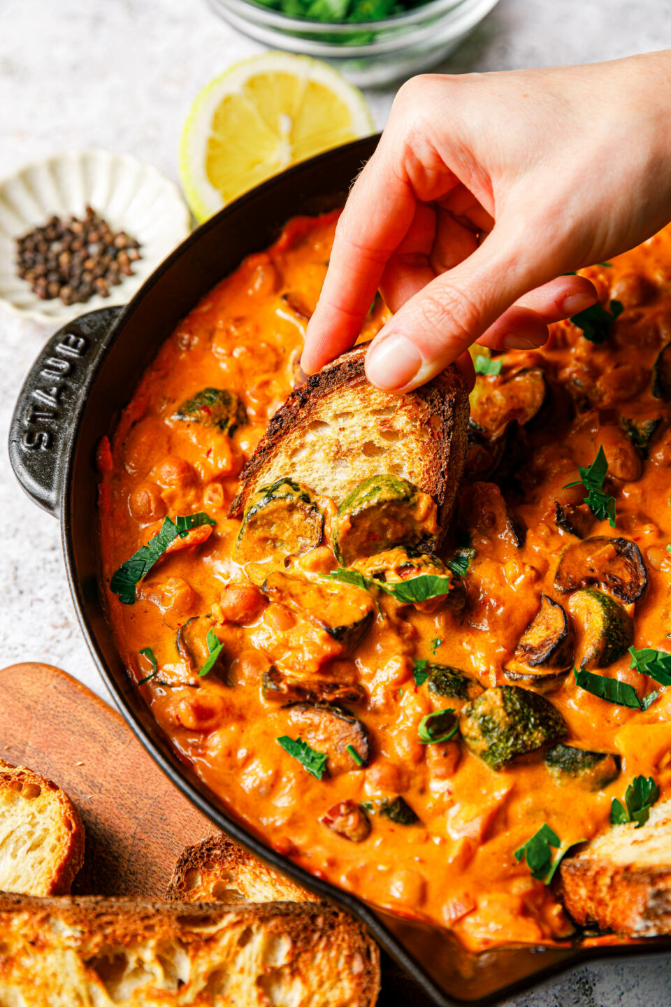 Cremige Zucchini-Bohnenpfanne mit Erdnussbutter