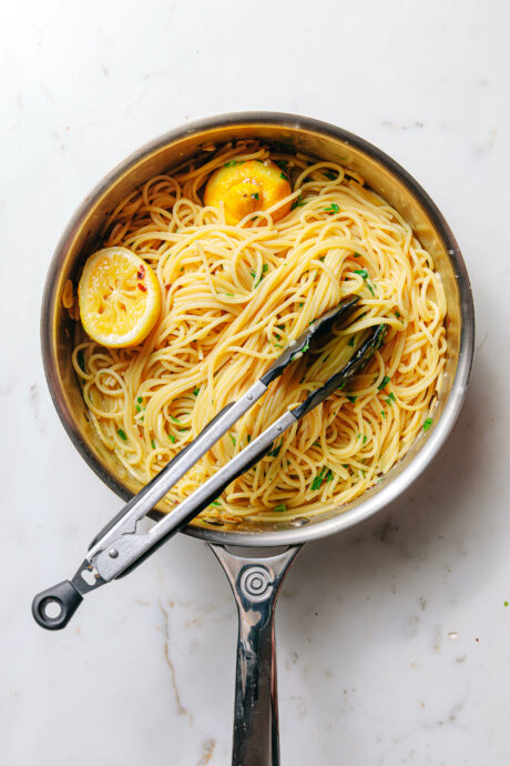 Vegane Pasta al Limone in der Pfanne